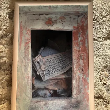 Maison D'or-vert : Atelier Of Medieval Goldsmith