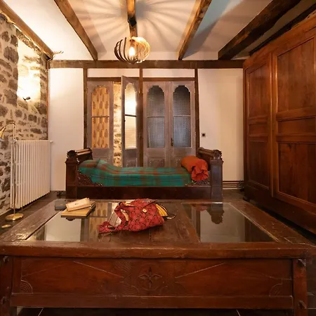 Maison D'or-vert : Atelier Of Medieval Goldsmith