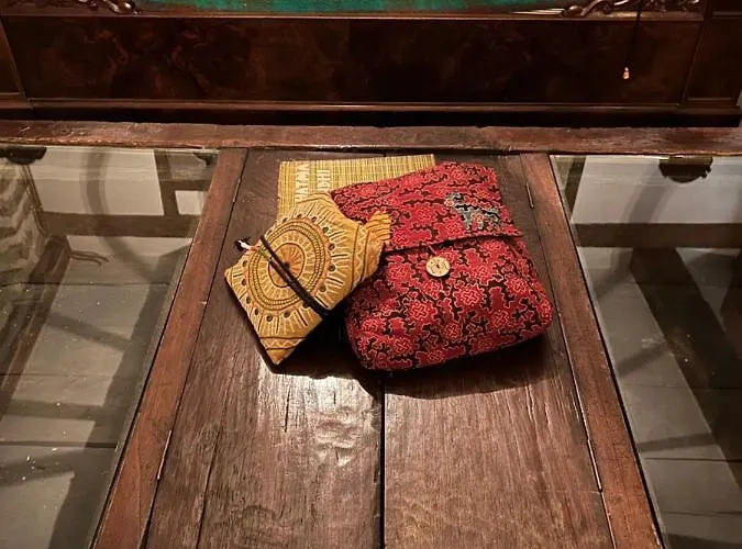 Maison D'or-vert : Atelier Of Medieval Goldsmith *