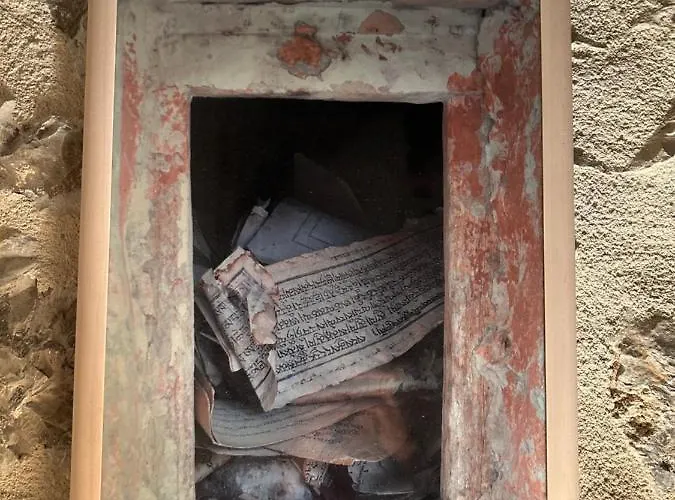 Maison D'or-vert : Atelier Of Medieval Goldsmith