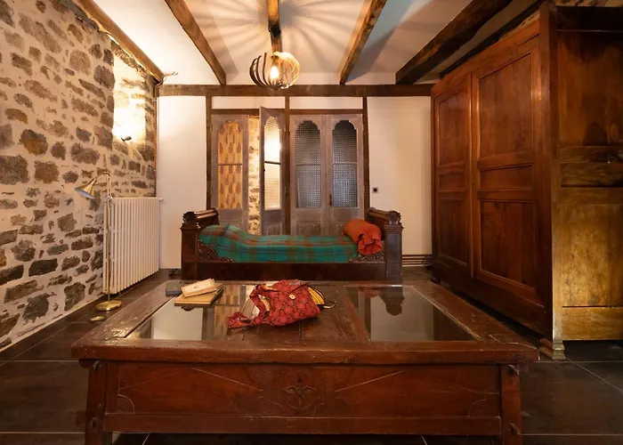 Maison D'or-vert : Atelier Of Medieval Goldsmith